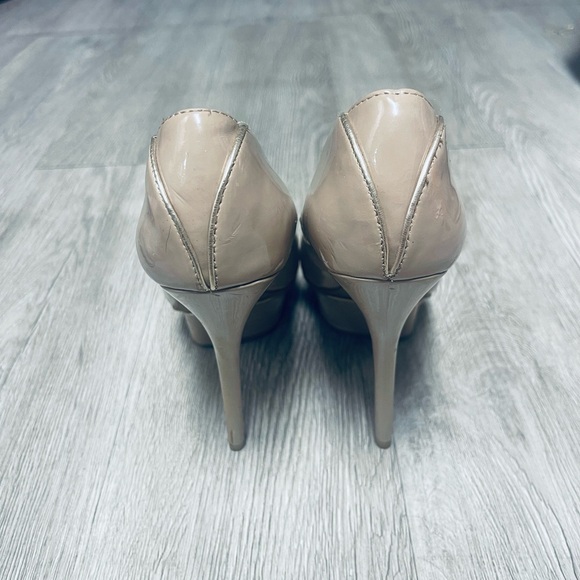 WORN- Jennifer Lopez pumps, beige color with a heel over 4 inches, size 7 1/2. - Picture 6 of 6